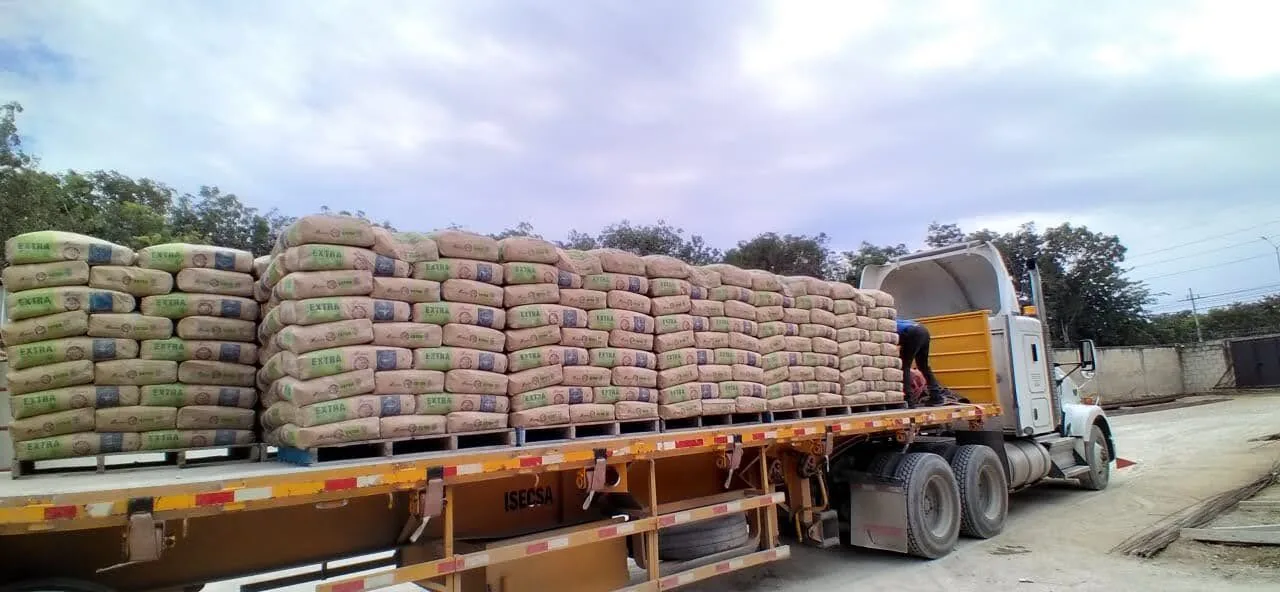 Tráiler cargado con tarimas de sacos de cemento CEMEX Maya Extra en el patio