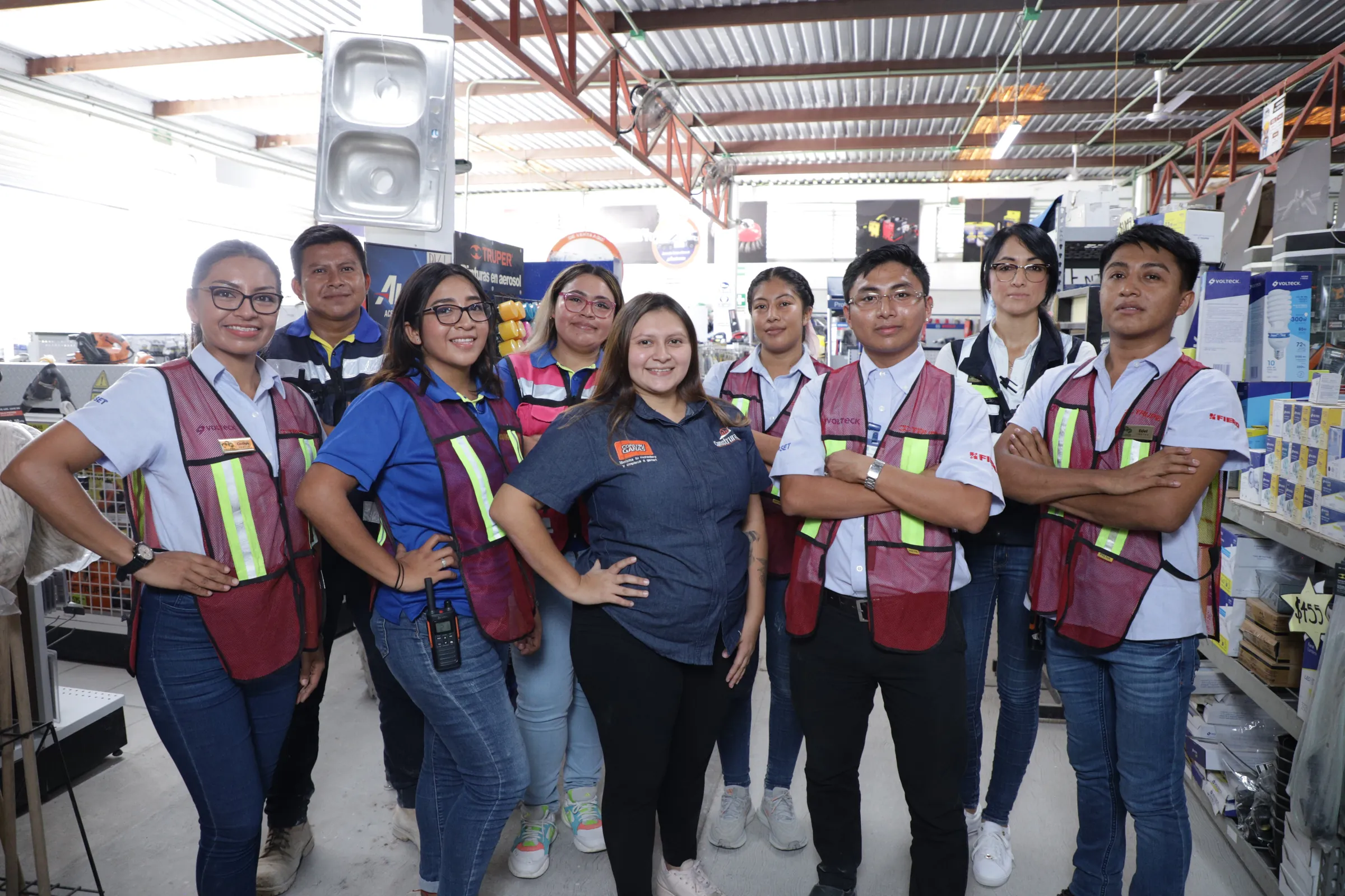 Equipo de SICLESA en la tienda de Tulum