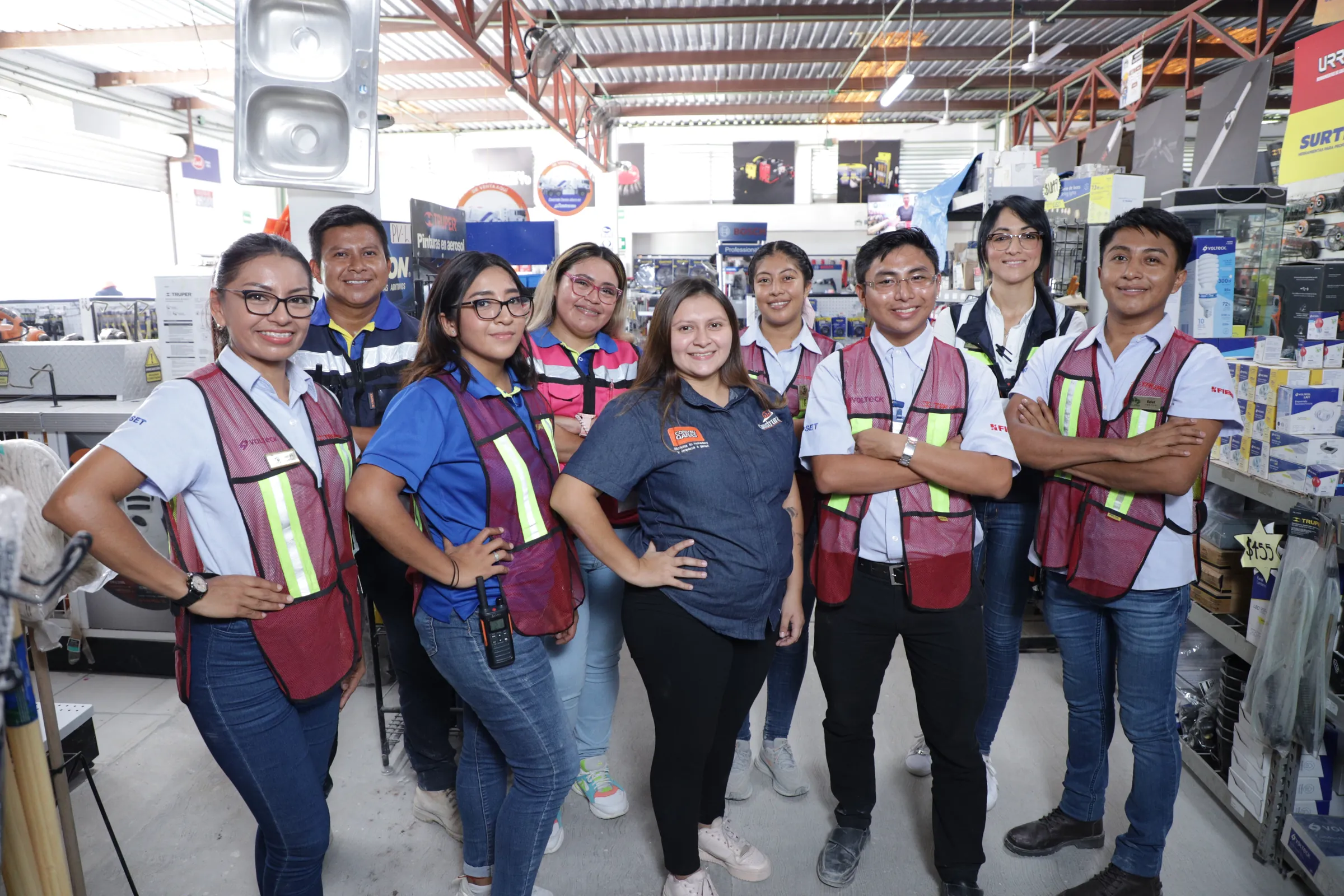 Equipo de SICLESA con chalecos dentro de la tienda