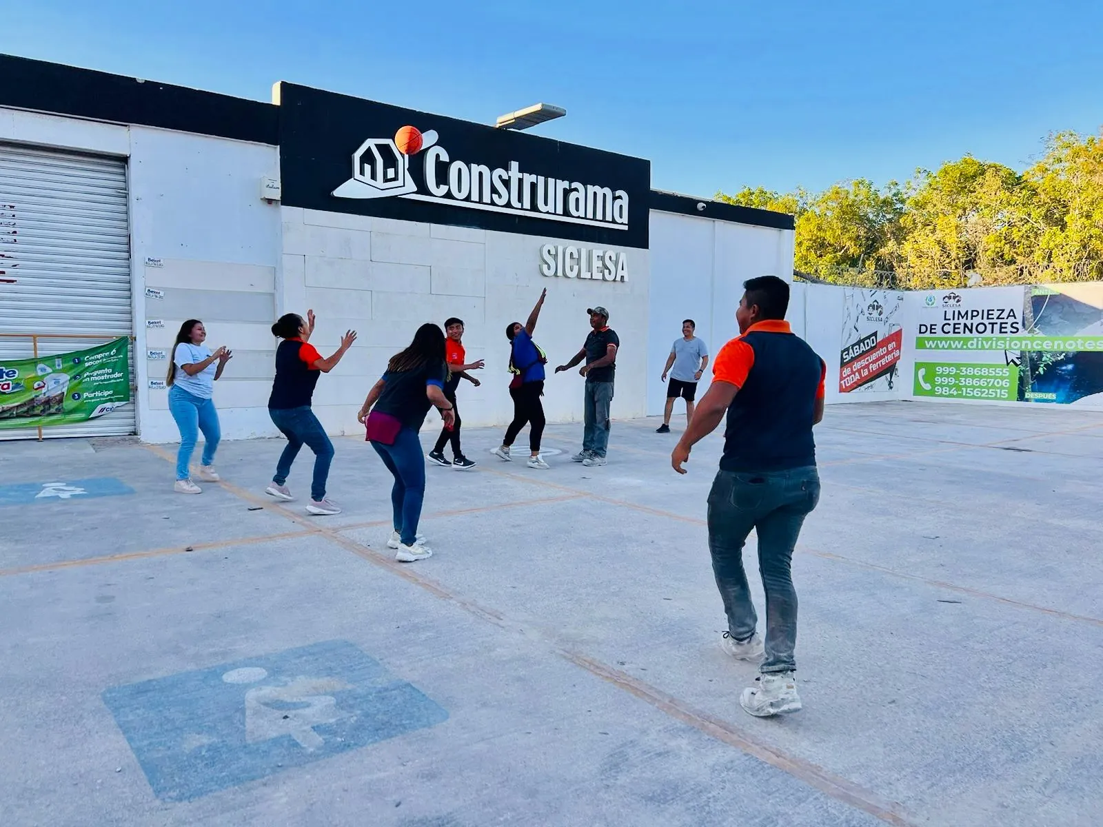 Actividad con la comunidad frente a la tienda Construrama