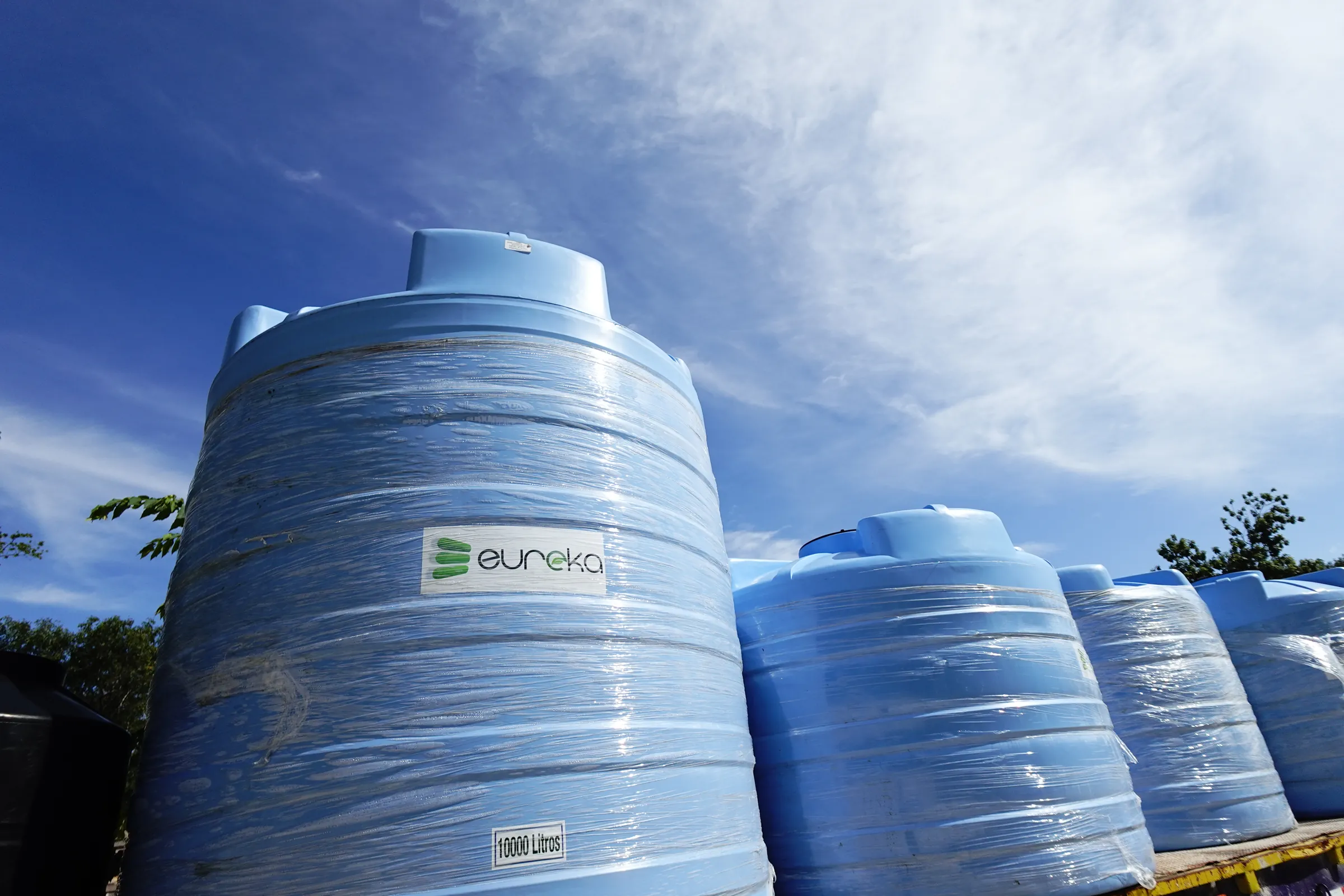 Tanques de agua Eureka de 10,000 litros en el patio