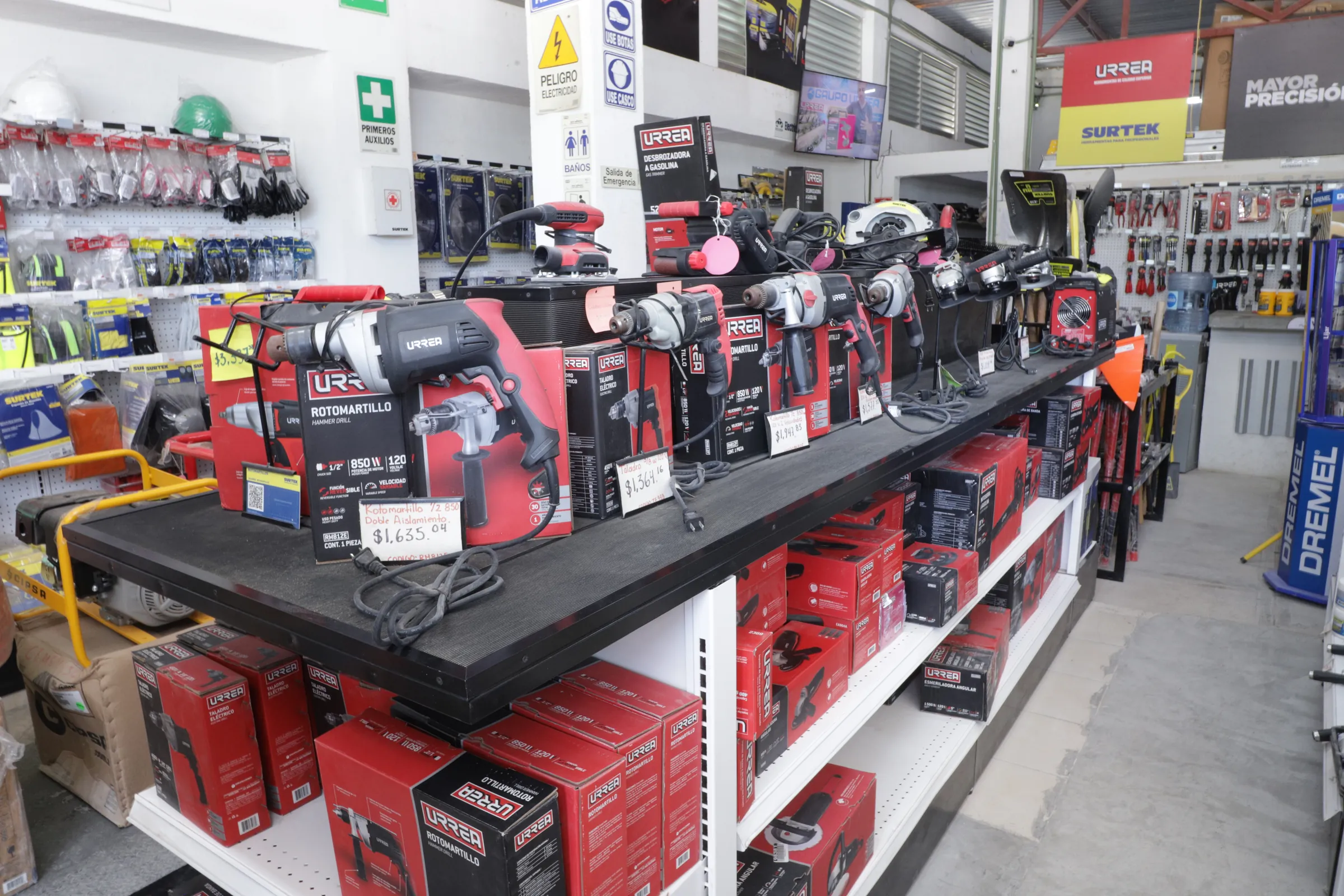 Mostrador con herramienta eléctrica en la tienda