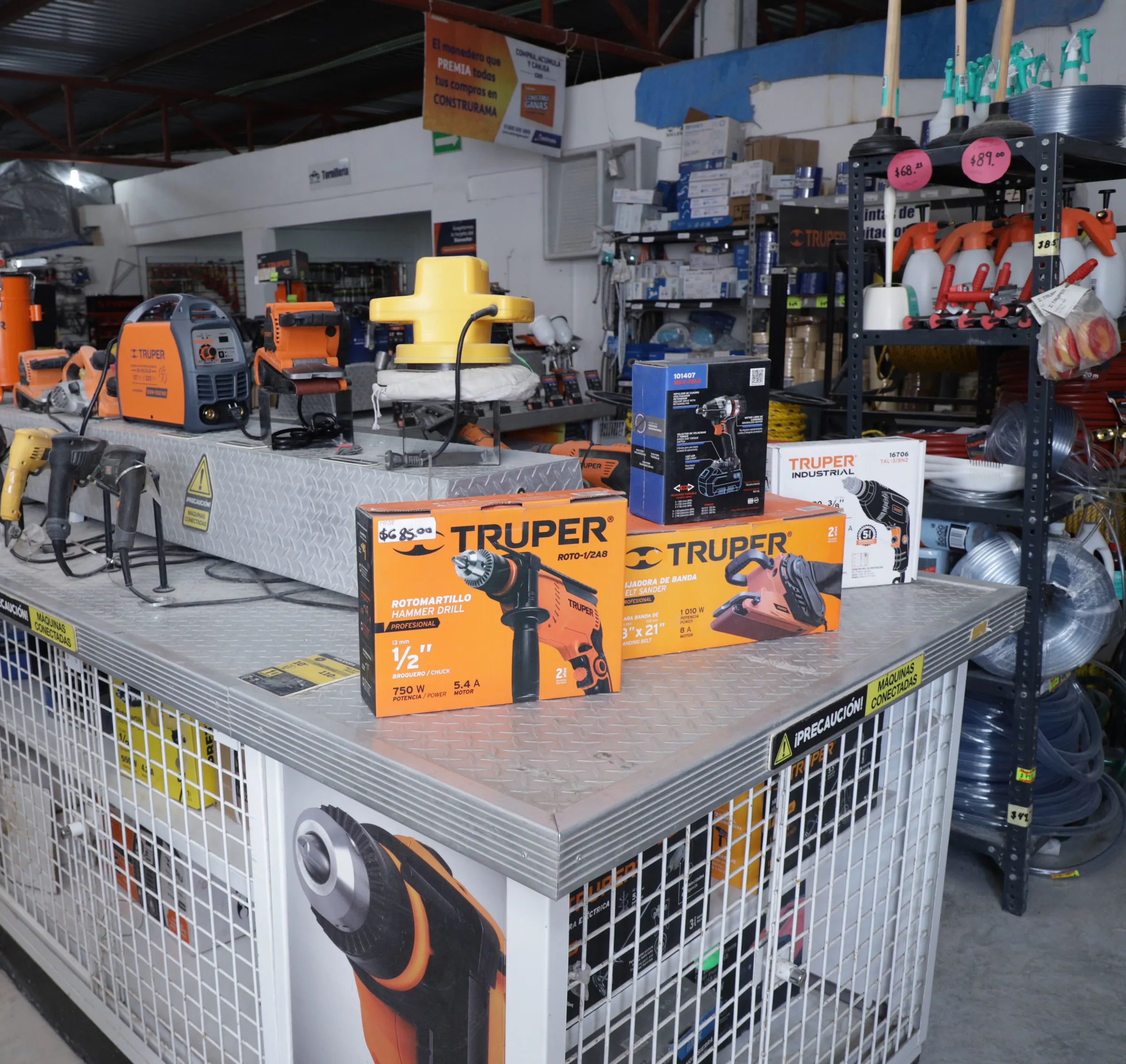 Mostrador de herramienta eléctrica Truper en la tienda
